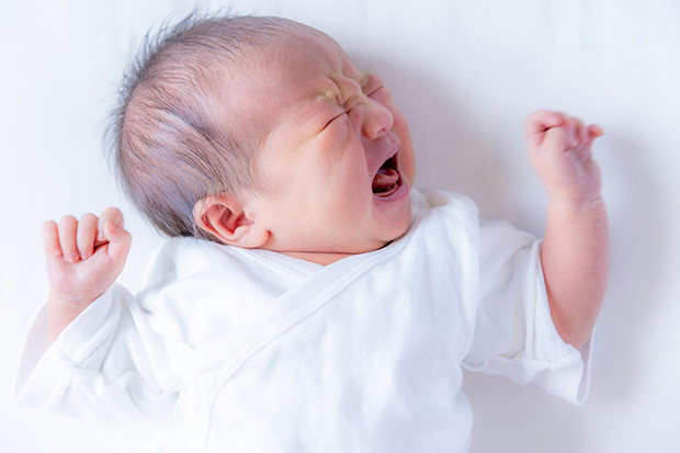 【医師監修】新生児が泣き止まないのはなぜ？よくある原因と対処方法を解説