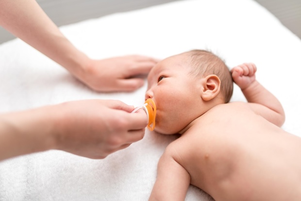 【医師監修】赤ちゃん（新生児）のおしゃぶりはいつから使える？選び方や注意点について