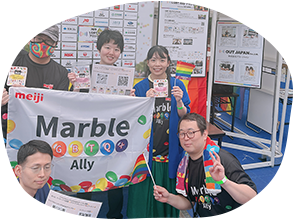 写真：名古屋レインボープライドの「LGBT-Allyプロジェクト」ブースでの配布