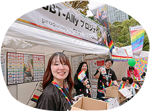 写真：九州レインボープライドの「LGBT-Allyプロジェクト」ブースでの配布