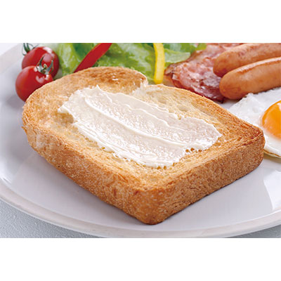 焼いたトーストに「明治スプレッタブル 熟成チーズブレンド」をぬったイメージ画像