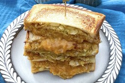 たっぷりキャベツ入りチーズカレーホットサンド