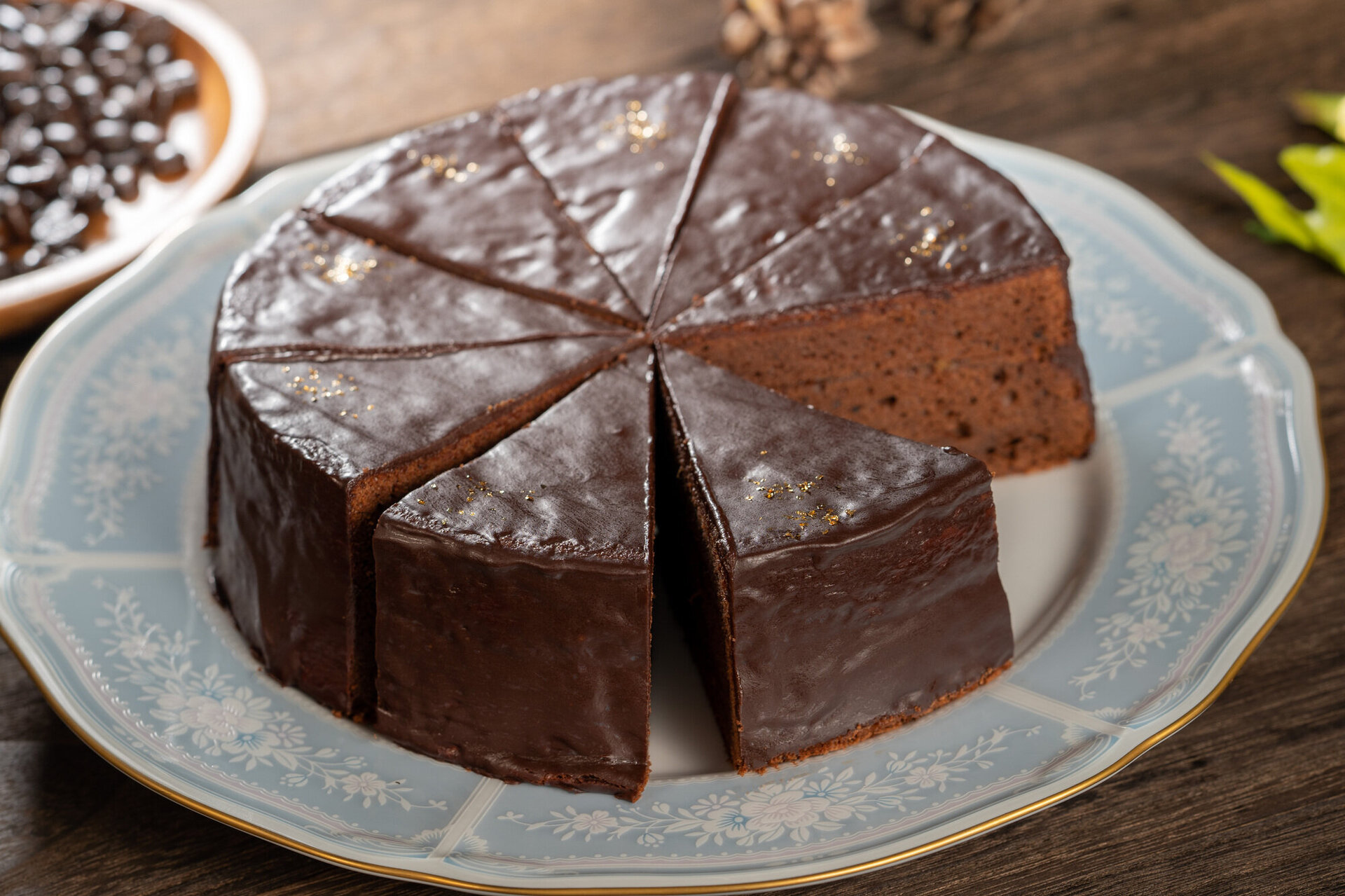 ザッハトルテとは？特徴や他のチョコケーキとの違いから、歴史や食べ方も紹介