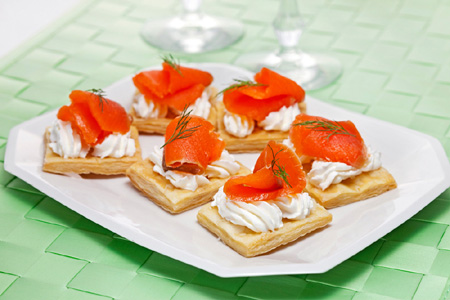塩ホイップとサーモンのひと口パイ