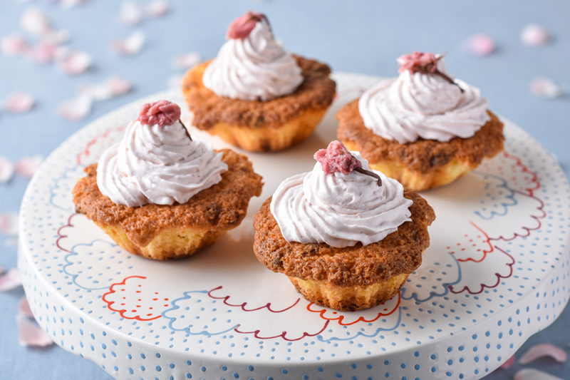 桜とホワイトチョコレートのカップケーキ