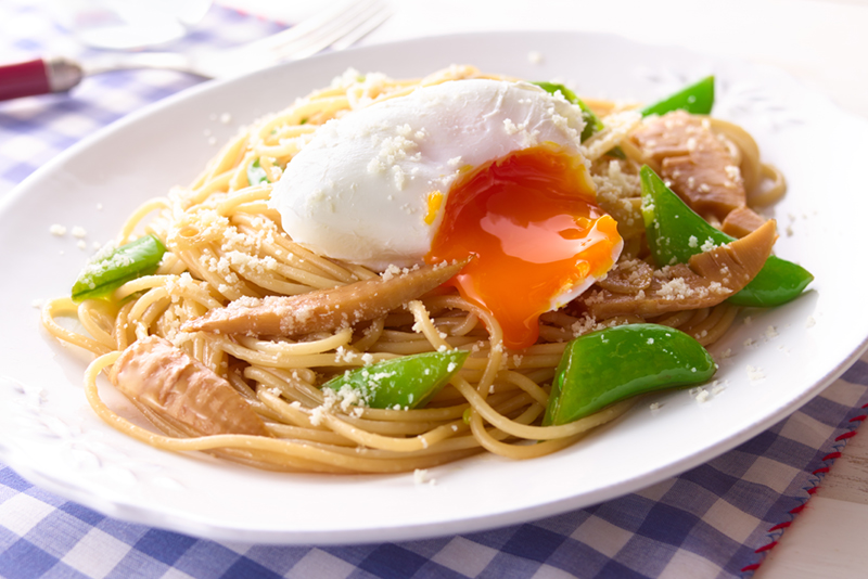 春野菜のパスタ ポーチドエッグ添え