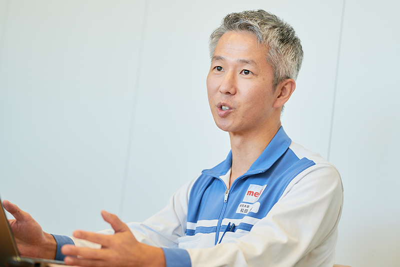 写真：インタビュー風景　松田 幸喜研究員