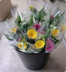 ささやかですが、誕生日のお客様にお花のプレゼント
